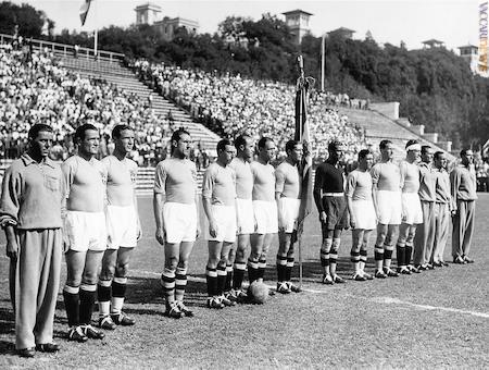 …e la foto impiegata per lo sfondo. Risale al 10 giugno 1934, prima della finale contro la Cecoslovacchia al Campionato mondiale di calcio