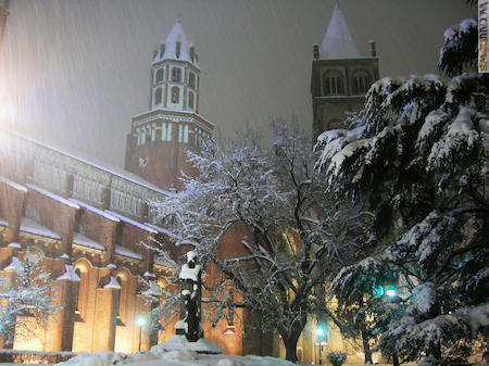 Il monumento sotto la neve (foto: Blusea2001)