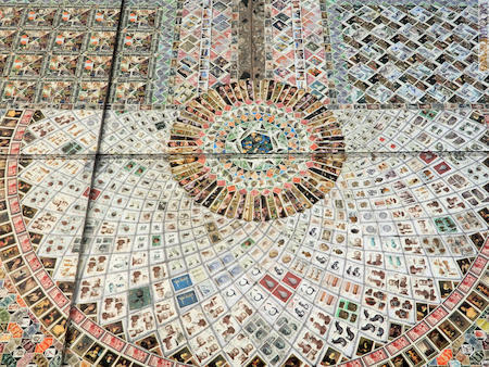 Un dettaglio dell’enorme mosaico realizzato da Elisabetta di Maggio con centomila francobolli usati messi sotto vetro