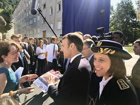 La redattrice capo (a sinistra) mentre, l’anno scorso, intervista il presidente della Repubblica Emmanuel Macron