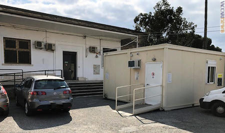 Santa Eufemia Lamezia (Catanzaro) - La sede postale abbandonata e, a destra, l’attuale