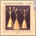 Tra i diciotto esemplari emessi oggi dall’Onu per l’arte indigena, uno propone tre campane provenienti dal Centrafrica che ritraggono Charles de Gaulle