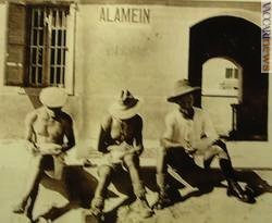 Uno dei momenti più importanti della vita militare è scrivere a casa: qui una foto d’epoca che ritrae soldati australiani ad El Alamein