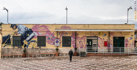 L’ufficio di piazza Scoca 4 a Calitri (Avellino) e l’autore del murale, Alaniz
