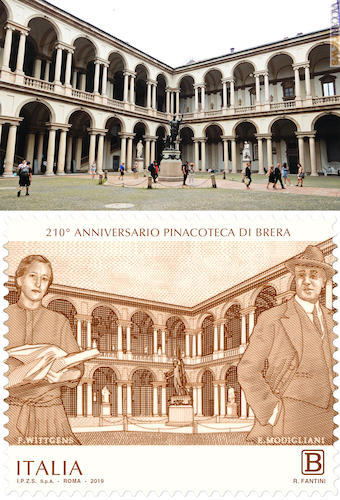 Lo scorcio del cortile con la statua di Napoleone ripreso dal francobollo; in quest’ultimo si aggiungono i due direttori: Ettore Modigliani (a destra) e Fernanda Wittgens