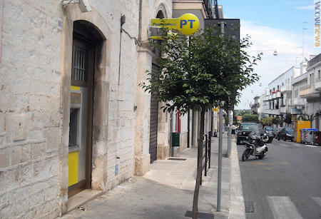 Tra gli uffici postali coinvolti, quello di Alberobello (Bari)