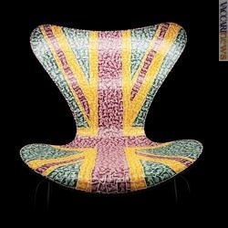 Tra le quattordici sedie reinterpretate da designer internazionali, quella filatelica di Paul Smith (fonte: © PaulSmith-FritzHansen.com)