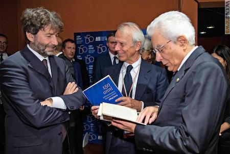 Oggi all’auditorium “Parco della musica”, il ministro dei Beni e delle attività culturali e del turismo, Dario Franceschini, con il presidente dell’Aie, Ricardo Franco Levi, e il capo dello Stato, Sergio Mattarella (foto: Quirinale)