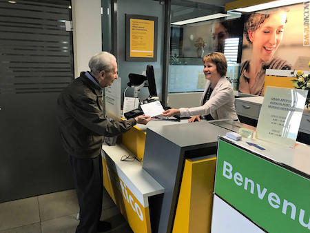 Uno degli ospiti consegna una sua lettera alla collaboratrice dell’agenzia postale (foto: Nathalie Dérobert)