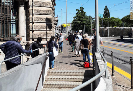 La fila al Padova Centro, in corso Garibaldi 25 (foto: Claudio Baccarin)