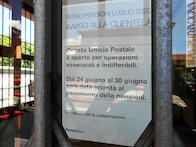 L’avviso per il pagamento delle pensioni all’ingresso di un ufficio (foto G.R.)