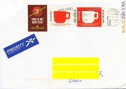 Una busta con a sinistra l’etichetta e a destra la coppia dei francobolli ufficiali
