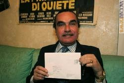 Enrico Benini, rappresentante dell’associazione che inviò la lettera a Carlo Azeglio Ciampi, mostra la fotocopia del plico con l’indicazione «destinatario trasferito» (Fotofiocchi)