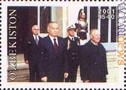 Il francobollo emesso dall’Uzbekistan nel 2001 ritrae il nuovo senatore a vita con il presidente locale Islam Karimov