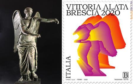 La statua originale rappresentante la Vittoria alata e il francobollo odierno