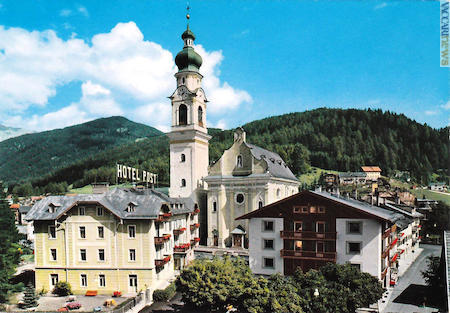 …e cartolina con l’albergo di Dobbiaco (Bolzano); in quest’ultima si nota la posizione avanzata rispetto alla chiesa (entrambe le immagini provengono dall’archivio di Enrico Bertazzoli)