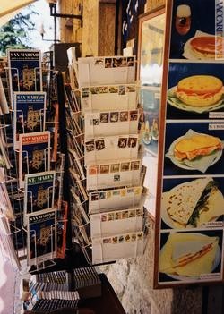 Uno degli oggetti più popolari della posta sammarinese è rappresentato dalle «cartoline belle», ossia le cartoline illustrate, tappezzate di francobolli vistosi, che i turisti ancora oggi possono acquistare e spedire