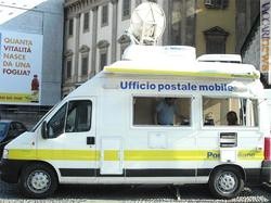Il furgone disponibile fino a domani in piazza Duomo a Milano è un vero e proprio ufficio postale; grazie al collegamento satellitare, è attivo anche nelle operazioni in tempo reale