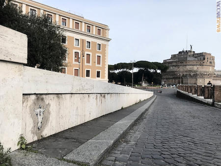 Roma - L’opera di Alessia Babrow posizionata a ridosso del ponte Vittorio Emanuele (nella foto è sul muro di sinistra)