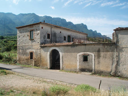 Un tempo questo immobile ospitava la rinomata taverna della Duchessa (Postiglione, Salerno), cui era annessa la stazione di posta