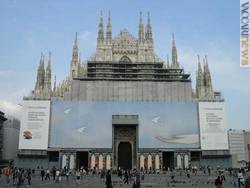La facciata del Duomo di Milano, ricoperta da un disegno dell’artista scomparso l’anno scorso