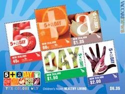 Dalla Nuova Zelanda cinque francobolli, qui nella versione fogliettata, che sottolineano la corretta dieta alimentare
