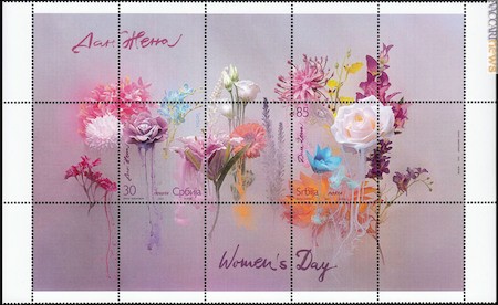 La parte centrale del foglio da sei serie con la coppia di francobolli e le tredici vignette che completano il mazzo florale