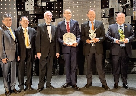 Un momento delle cerimonia di questa sera; per Vittorio Morani ha ritirato il commissario Luca Lavagnino (ultimo a destra)
