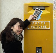 Una turista sta per imbucare la cartolina di prammatica (foto d’archivio)