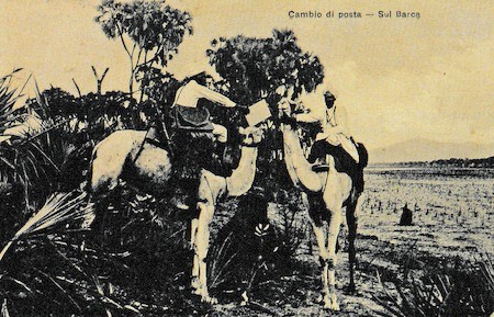 Una cartolina risalente ai primi del Novecento con il cambio di posta tra due corrieri ottomani in Cirenaica (in arabo, Barca)