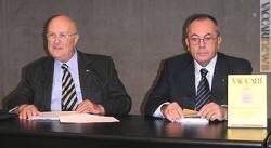 Edgardo Romini (a sinistra) e Paolo Vaccari alla presentazione, l'anno scorso, del catalogo 2006-2007. Domani verranno date le anticipazioni riguardanti la prossima edizione 