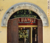 L’ingresso della pizzeria, in strada Melloni 4, conserva ancora l’insegna “Poste telecomunicazioni”
