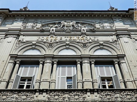 La ricca fronte di strada Pisacane; nelle tre finestre a lunetta compare il logo di Credit suisse