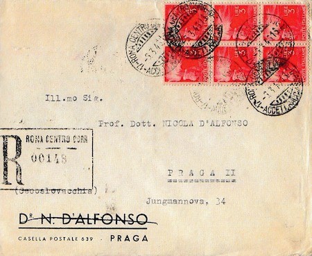 Uno dei numerosi documenti postali presentati: la raccomandata venne spedita a Praga