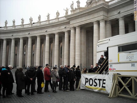 La fila in piazza San Pietro per acquistare i nuovi francobolli; era l’1 marzo 2013