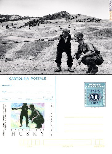 Lo scatto dell’agosto 1943 (©Robert Capa, ©International center of photography - Magnum photos) e la cartolina postale italiana del 24 settembre 1993 che lo riprende