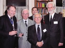 Da sinistra: il presidente della Royal philatelic society, Christopher G.Harman, con Lorenzo Carra, Thomas Mathà, Mario Mentaschi e Wolfgang Hellrigl. Il riconoscimento è stato ufficializzato il 16 novembre