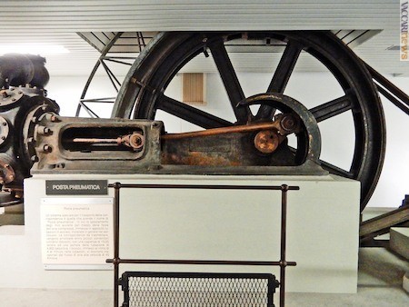 …e l’apparato per la posta pneumatica, il più grande reperto presente nel percorso un tempo aperto al pubblico: sono due elementi che caratterizzano il Museo storico della comunicazione