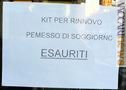 In diversi uffici compare già il cartello (in italiano, e in questo caso con un errore di battitura) che avvisa gli stranieri di aver esaurito i kit