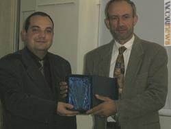 Il presidente del Circolo filatelico lavagnese, Luca Lavagnino (a sinistra), consegna il premio a Fabio Galli