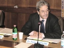 Il responsabile del dicastero, Paolo Gentiloni, durante la seduta: è il suo debutto ufficiale nel mondo del collezionismo