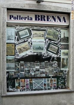 Una delle vetrine della Polleria Brenna di Cantù, interamente addobbata con immagini locali. Nella parte superiore, le cartoline d'epoca