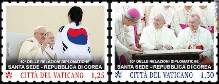 Le due foto ritraggono il pontefice alla “Giornata mondiale della gioventù” di Lisbona (2-6 agosto 2023) e durante la visita in Corea del Sud (13-18 agosto 2014) insieme al segretario di Stato, cardinale Pietro Parolin, e al vescovo emerito di Jeju, monsignor Peter Kang U-il