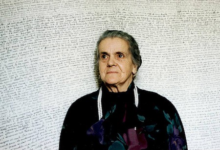 L’autrice, Clelia Marchi, davanti al lenzuolo nel 1992 (foto Livi)
