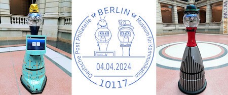 Le foto (Museum für kommunikation Berlin) dei due robot e, al centro, l’annullo previsto per domani
