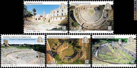 Oggi l’emissione articolata in cinque francobolli; riguardano quattro teatri e un anfiteatro presenti a Lecce, Segesta (Trapani), Siracusa, Suasa (Ancona) e Volterra (Pisa)