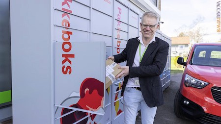 Hjemseng, isola di Nøtterøy: il direttore del distretto Ronny Karlsen ritira il primo pacco dal nuovo armadietto (foto: Posten Bring)