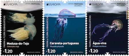 I tre francobolli (ma vi sono anche i foglietti) con medusa catostilo, caravella portoghese e medusa luminosa