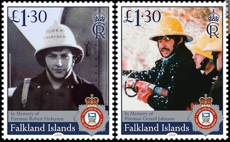 I due francobolli che ricordano gli unici pompieri locali morti in servizio attivo