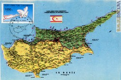La cartolina maximum, realizzata con un francobollo prodotto dall’amministrazione turco-cipriota, evidenzia le due aree che dividono l’isola: in verde, la parte occupata nel 1974 dalla Turchia 